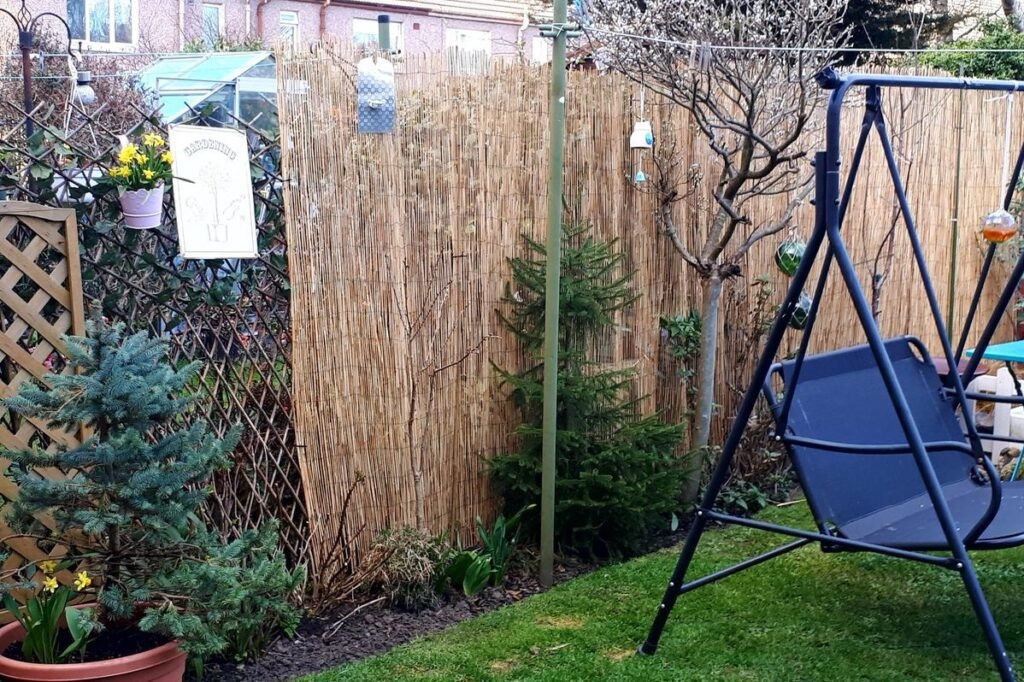 Vertical reeds fence screen